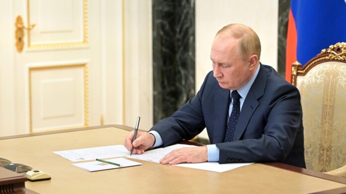 putin-podpis-69b93129f018a-1-696x392